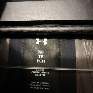 UnderArmour Rain Jacket Sz XS in men's. But it fits a women's SMALL. Brand New!